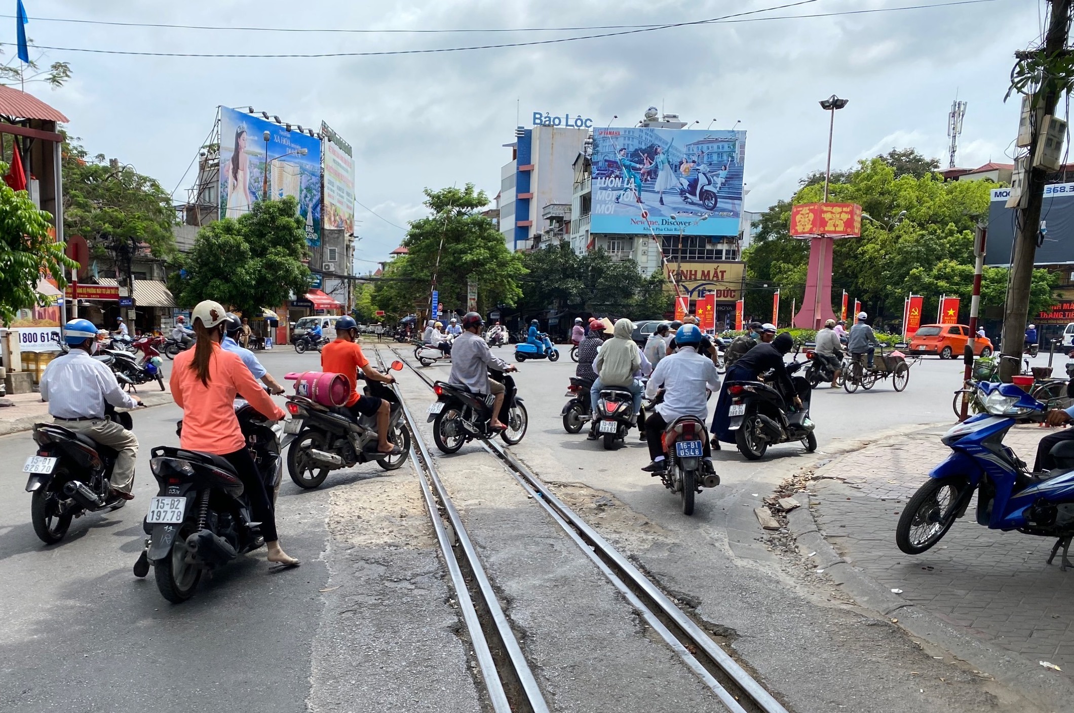 Tiềm ẩn nguy cơ gây tai nạn giao thông tại Ngã 6 Máy Tơ (Quận Ngô Quyền)